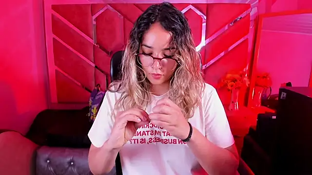 Snapshot of Olivia_Fox69 chatting on 03.05.26 Olivia Fox69 online show from 03.05.26