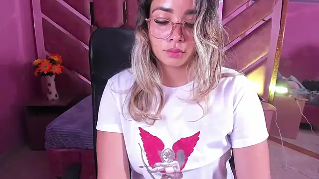 Snapshot of Olivia_Fox69 chatting on 04.10.26 Olivia Fox69 online show from 04.10.26