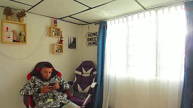 Snapshot of parejacaliente20154 chatting on 06.08.26 parejacaliente20154 online show from 06.08.26