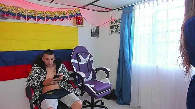 Snapshot of parejacaliente20154 chatting on 06.09.26 parejacaliente20154 online show from 06.09.26