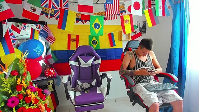Snapshot of parejacaliente20154 chatting on 06.22.26 parejacaliente20154 online show from 06.22.26