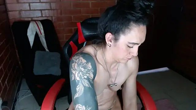 Snapshot of dannafitness chatting on 01.31.25 dannafitness online show from 01.31.25