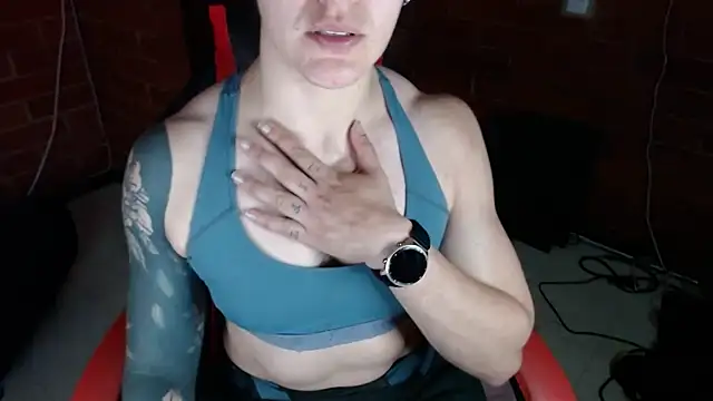 Snapshot of dannafitness chatting on 03.22.25 dannafitness online show from 03.22.25