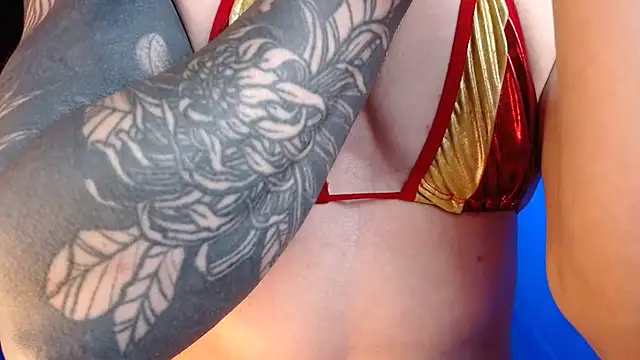 Snapshot of dannafitness chatting on 10.28.25 dannafitness online show from 10.28.25