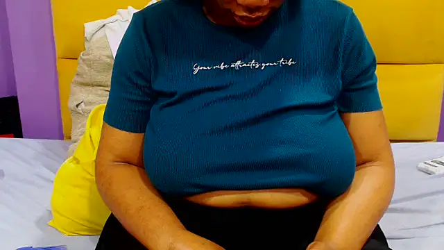 Snapshot of YELLOWBUSTYMELLONS chatting on 10.02.25 YELLOWBUSTYMELLONS online show from 10.02.25