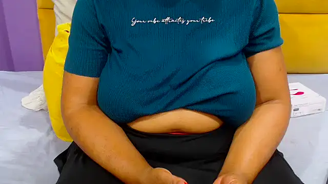 Snapshot of YELLOWBUSTYMELLONS chatting on 10.13.25 YELLOWBUSTYMELLONS online show from 10.13.25