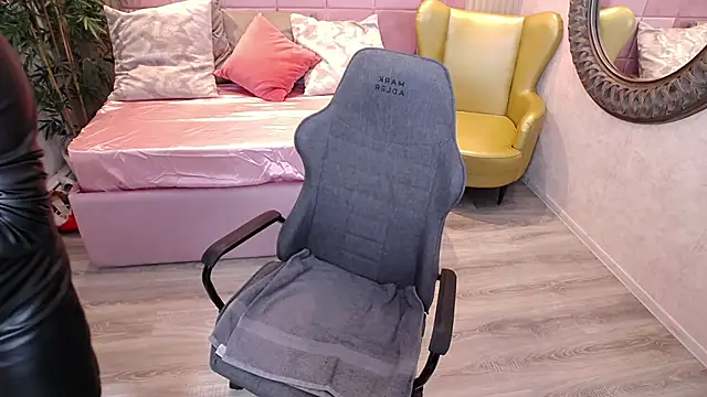 Snapshot of MeAmandaX chatting on 10.14.25 MeAmandaX online show from 10.14.25