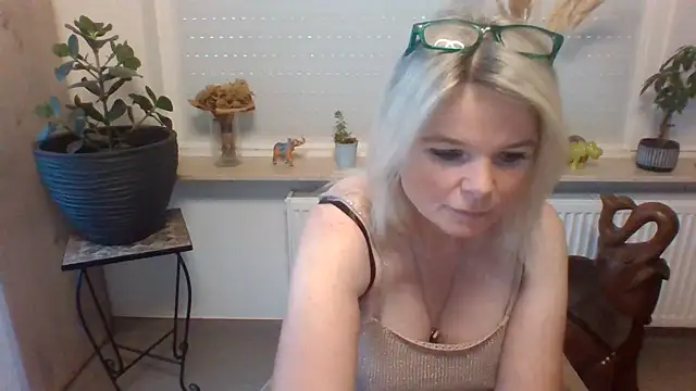 Snapshot of clwm chatting on 09.09.25 clwm online show from 09.09.25