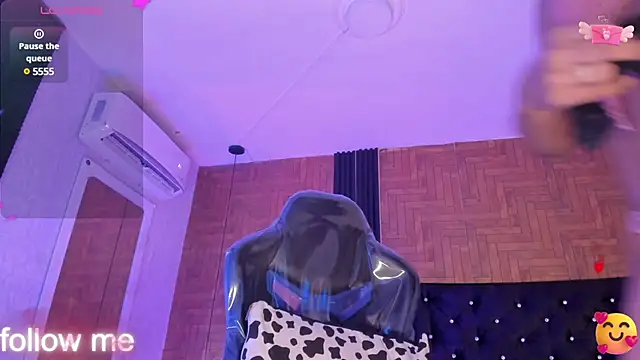 LaiilyBell12 online show from 02.19.25