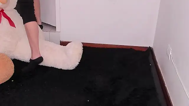 Snapshot of rousesuly chatting on 01.10.25 rousesuly online show from 01.10.25