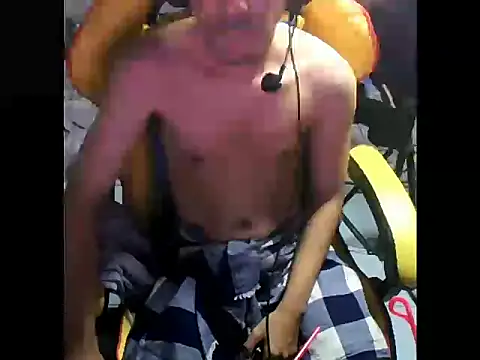 Snapshot of cloudyth1994 chatting on 12.14.24 cloudyth1994 online show from 12.14.24