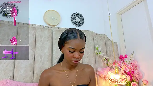 Snapshot of ShanelWest chatting on 10.09.25 ShanelWest online show from 10.09.25