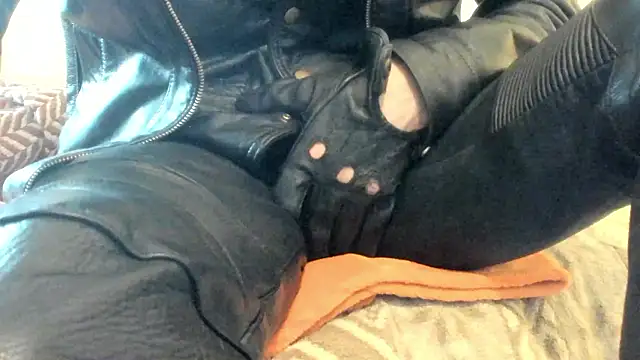 Snapshot of leatherz69 chatting on 04.03.26 leatherz69 online show from 04.03.26