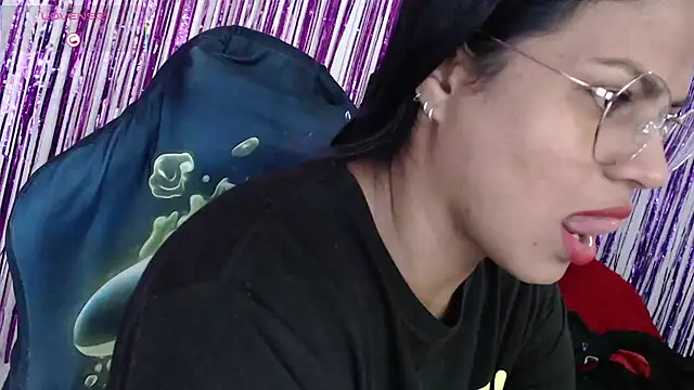 Snapshot of SweetAlmaa chatting on 11.28.25 SweetAlmaa online show from 11.28.25