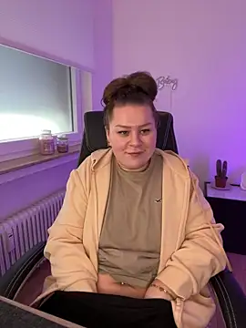 Snapshot of Fancy-Francy chatting on 01.16.25 Fancy-Francy online show from 01.16.25