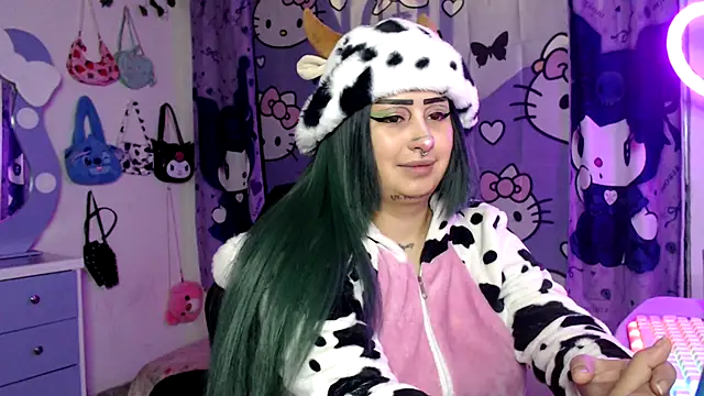 Snapshot of lussyevans24 chatting on 10.28.25 lussyevans24 online show from 10.28.25