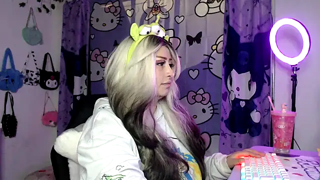 Snapshot of lussyevans24 chatting on 11.15.25 lussyevans24 online show from 11.15.25