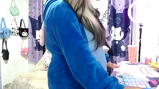 Snapshot of lussyevans24 chatting on 11.17.25 lussyevans24 online show from 11.17.25