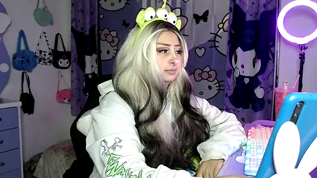 Snapshot of lussyevans24 chatting on 11.19.25 lussyevans24 online show from 11.19.25