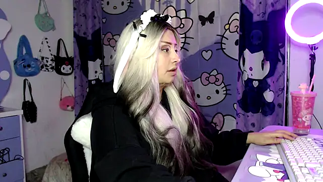 Snapshot of lussyevans24 chatting on 11.22.25 lussyevans24 online show from 11.22.25