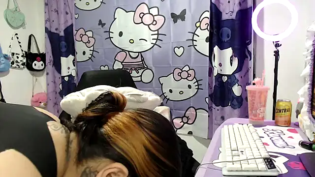 Snapshot of lussyevans24 chatting on 11.23.25 lussyevans24 online show from 11.23.25