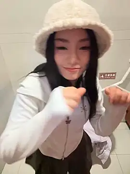 Snapshot of Asia-Melody chatting on 02.13.25 Asia-Melody online show from 02.13.25