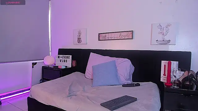 Natasha Kinski online show from 02.08.25