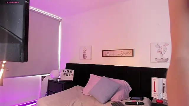 Natasha Kinski online show from 02.18.25