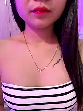 Maeve2k5 online show from 11.16.25