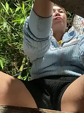 Snapshot of Linaannn chatting on 03.22.25 Linaannn online show from 03.22.25