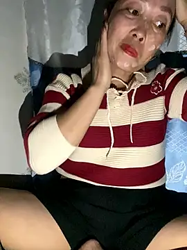 Snapshot of Linaannn chatting on 10.04.25 Linaannn online show from 10.04.25