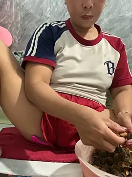 Snapshot of Linaannn chatting on 10.13.25 Linaannn online show from 10.13.25