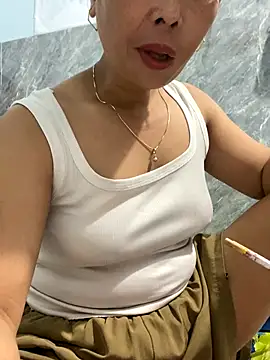 Snapshot of Linaannn chatting on 10.29.25 Linaannn online show from 10.29.25