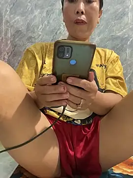 Snapshot of Linaannn chatting on 11.04.25 Linaannn online show from 11.04.25