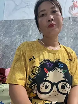 Snapshot of Linaannn chatting on 11.04.25 Linaannn online show from 11.04.25