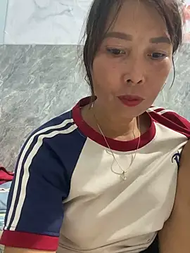 Snapshot of Linaannn chatting on 11.06.25 Linaannn online show from 11.06.25