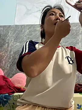 Snapshot of Linaannn chatting on 11.12.25 Linaannn online show from 11.12.25