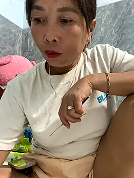 Snapshot of Linaannn chatting on 11.14.25 Linaannn online show from 11.14.25