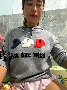 Snapshot of Linaannn chatting on 11.20.25 Linaannn online show from 11.20.25