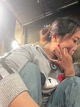 Snapshot of Linaannn chatting on 11.25.25 Linaannn online show from 11.25.25