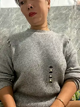 Snapshot of Linaannn chatting on 11.25.25 Linaannn online show from 11.25.25