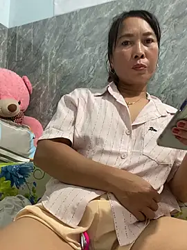 Snapshot of Linaannn chatting on 12.03.25 Linaannn online show from 12.03.25