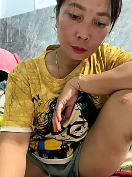 Snapshot of Linaannn chatting on 12.05.25 Linaannn online show from 12.05.25