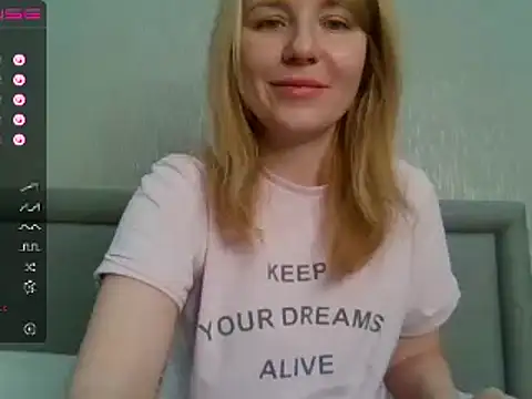 Snapshot of urbadkitty chatting on 12.18.24 urbadkitty online show from 12.18.24