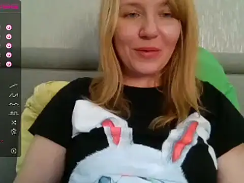 Snapshot of urbadkitty chatting on 02.13.25 urbadkitty online show from 02.13.25