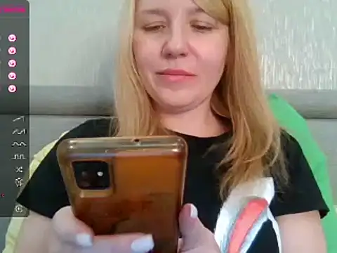 Snapshot of urbadkitty chatting on 02.13.25 urbadkitty online show from 02.13.25