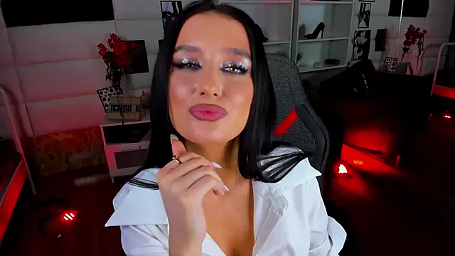 Snapshot of OmeliaDior chatting on 01.28.25 OmeliaDior online show from 01.28.25