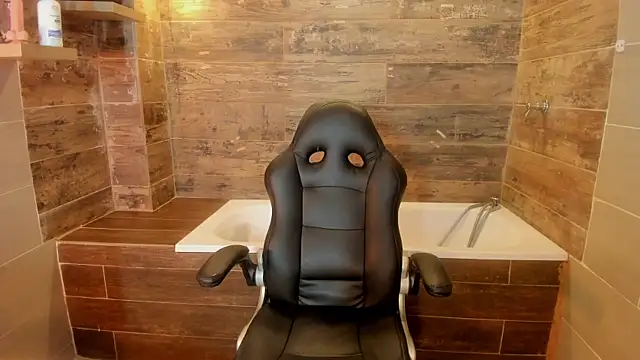 Snapshot of Hanah_Greey chatting on 12.14.24 Hanah Greey online show from 12.14.24