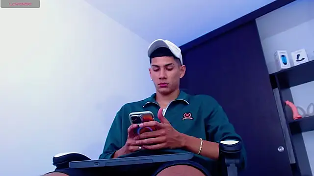 Snapshot of Valerio_20 chatting on 02.12.25 Valerio 20 online show from 02.12.25