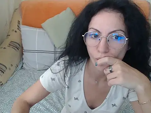 Snapshot of Emmatoo chatting on 11.14.25 Emmatoo online show from 11.14.25